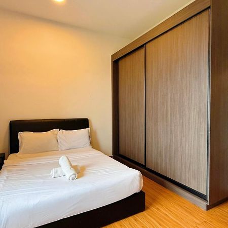 Beacon Executive Suite - City View - By Iz George Town  Kültér fotó