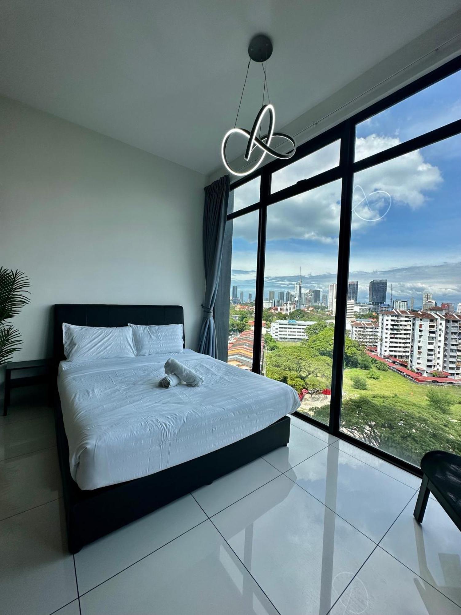 Beacon Executive Suite - City View - By Iz George Town  Kültér fotó
