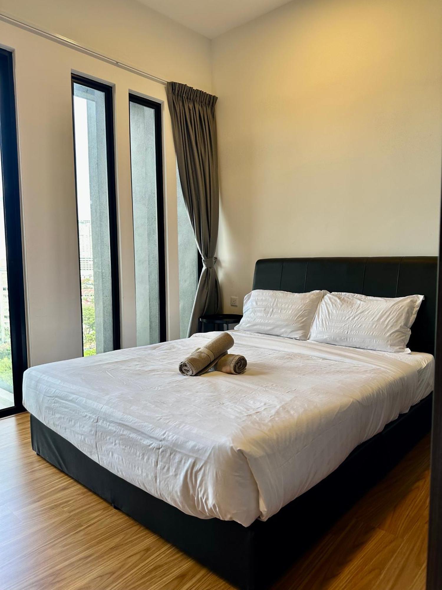 Beacon Executive Suite - City View - By Iz George Town  Kültér fotó
