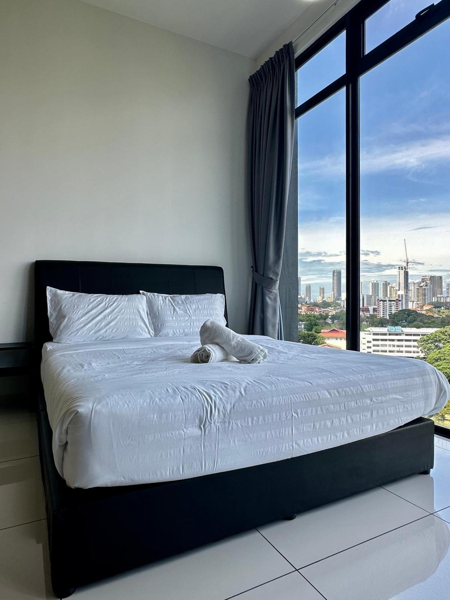 Beacon Executive Suite - City View - By Iz George Town  Kültér fotó