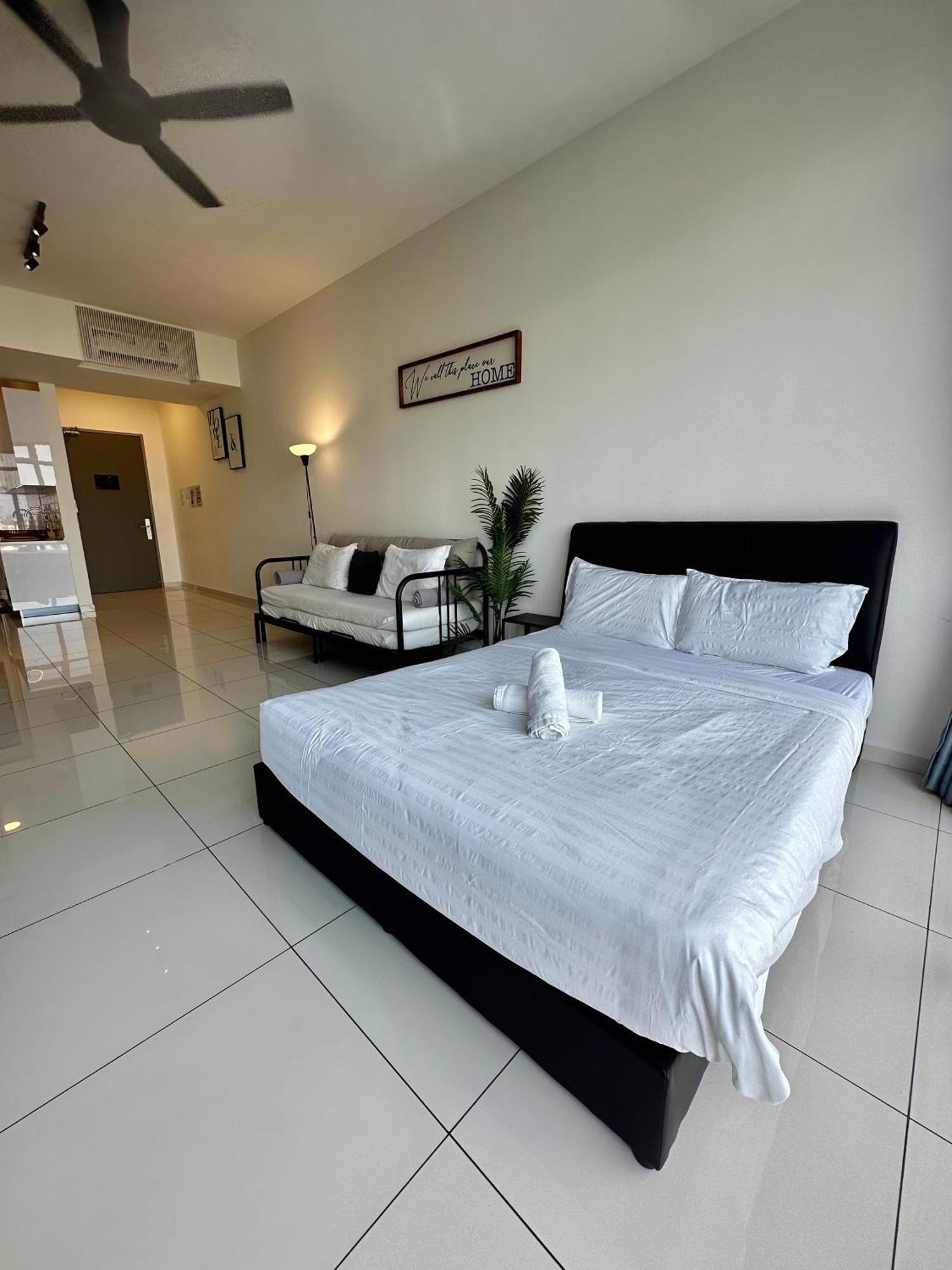 Beacon Executive Suite - City View - By Iz George Town  Kültér fotó