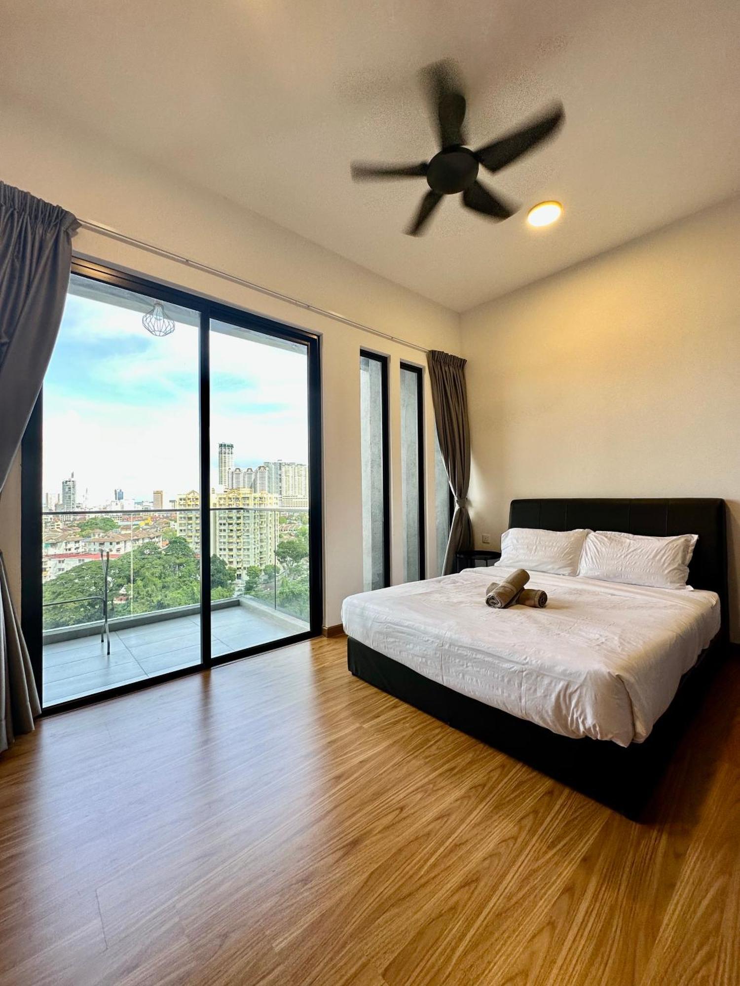 Beacon Executive Suite - City View - By Iz George Town  Kültér fotó