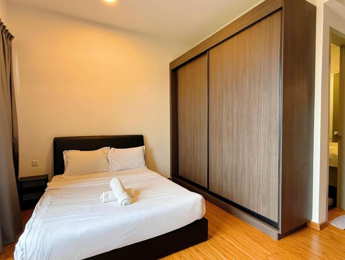 Beacon Executive Suite - City View - By Iz George Town  Kültér fotó