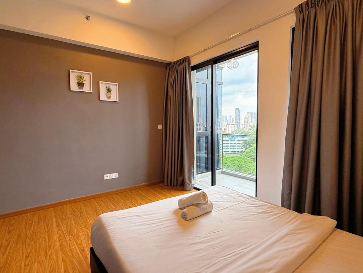 Beacon Executive Suite - City View - By Iz George Town  Kültér fotó
